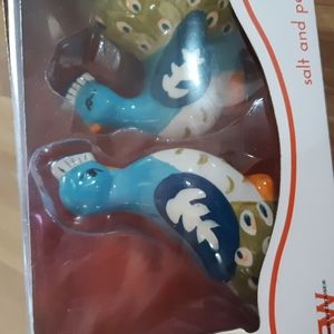 BOSTON WAREHOUSE Peacock Salt and Pepper Shakers boxed Set kitchen dinnerware
